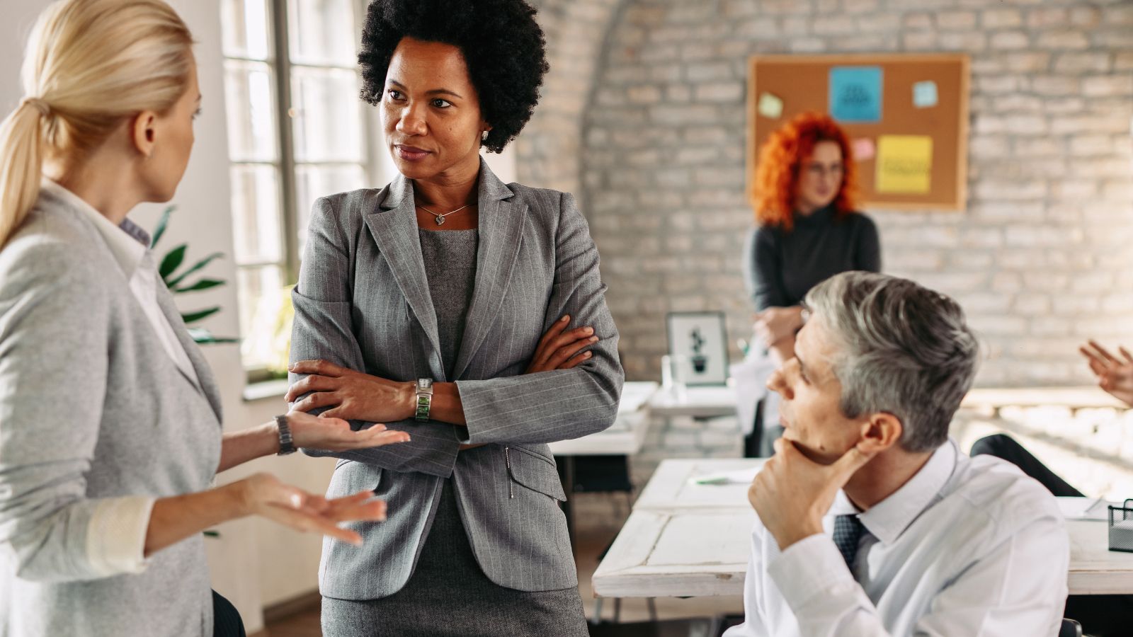 Equipe trabalho conversando