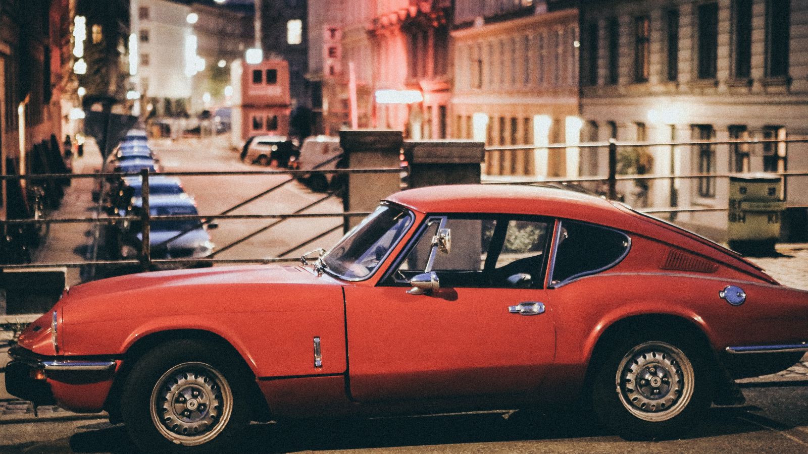 Carro antigo estacionado