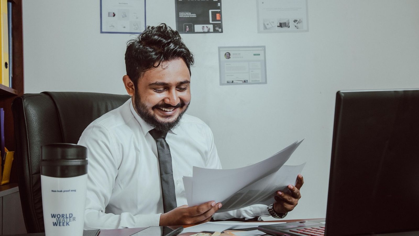 Pessoa trabalhando feliz