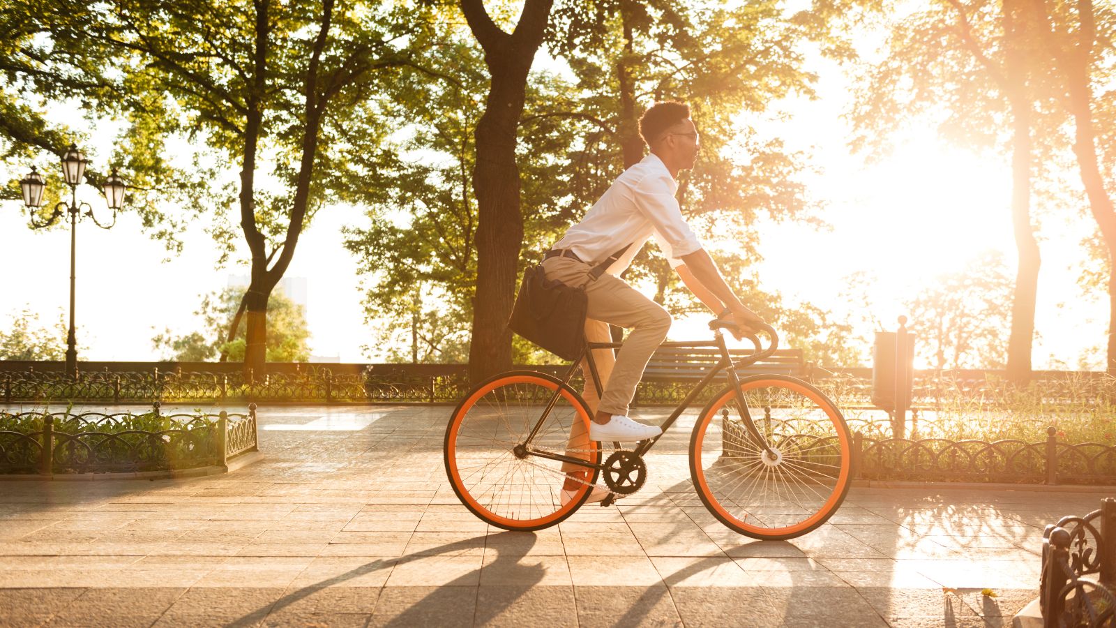 Pessoa passeando de bicicleta