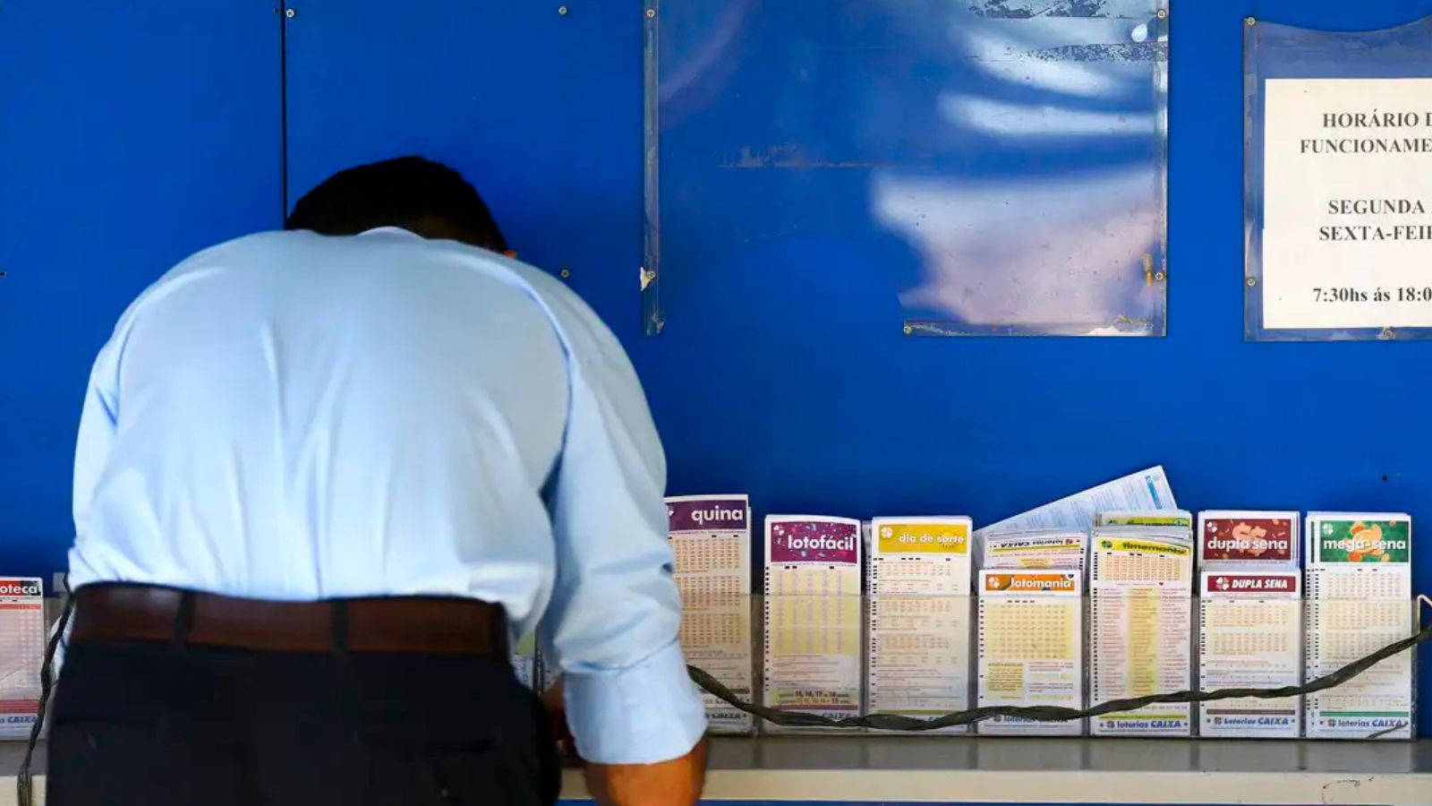 Homem fazendo apostas