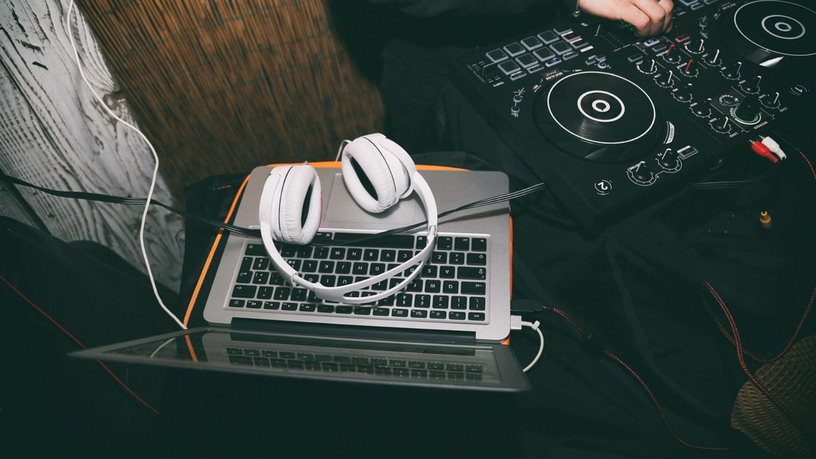 Fone e notebook e base de DJ