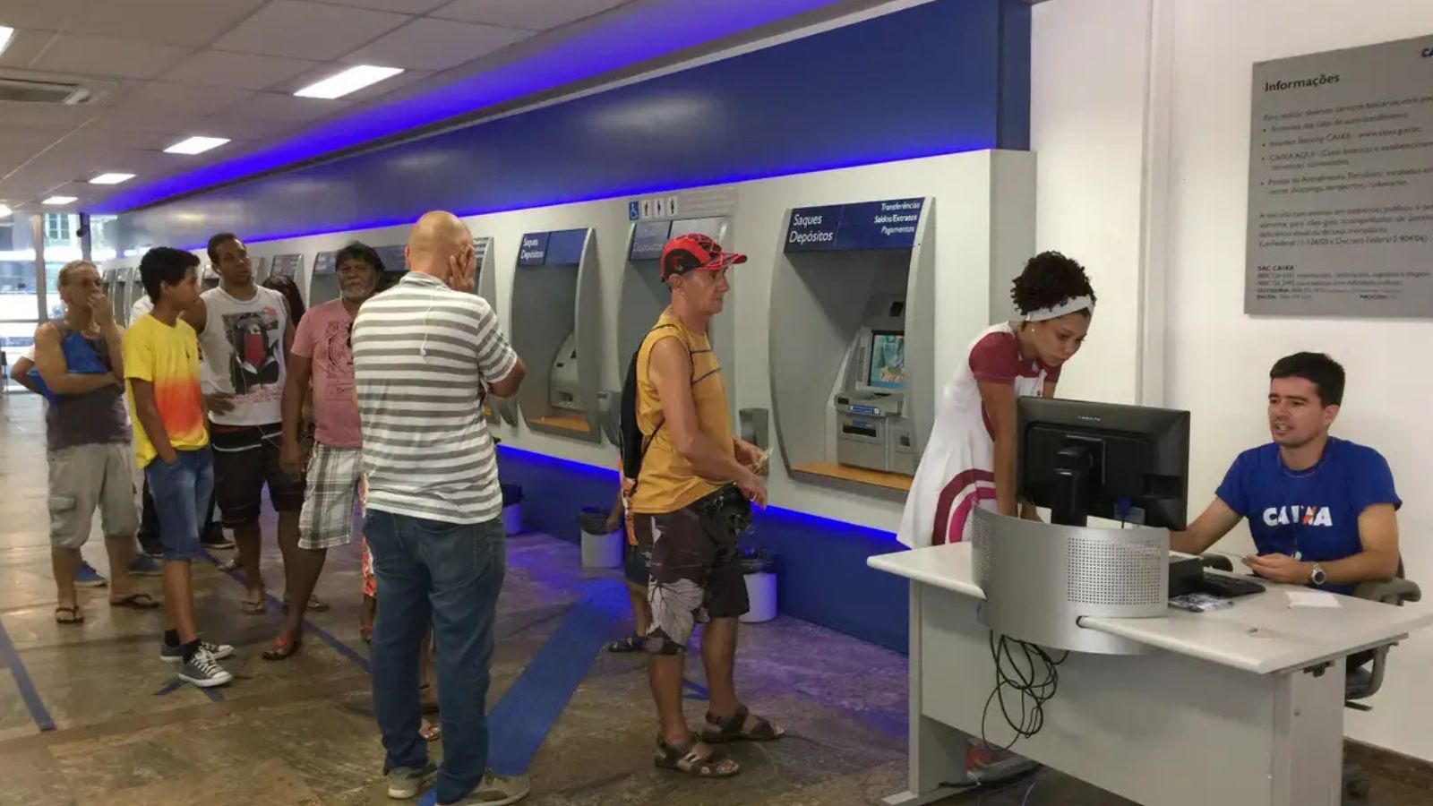 Clientes sacando dinheiro na Caixa Federal