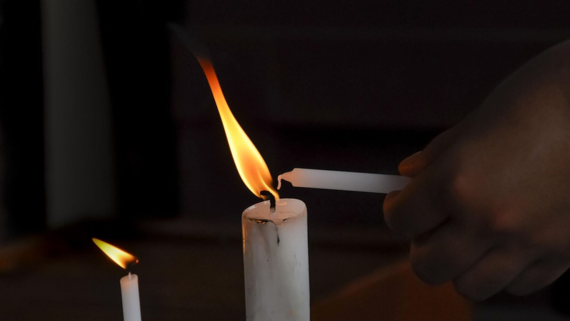 Pessoa acendendo vela