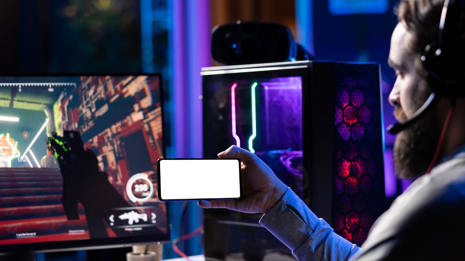 Homem jogando pelo PC