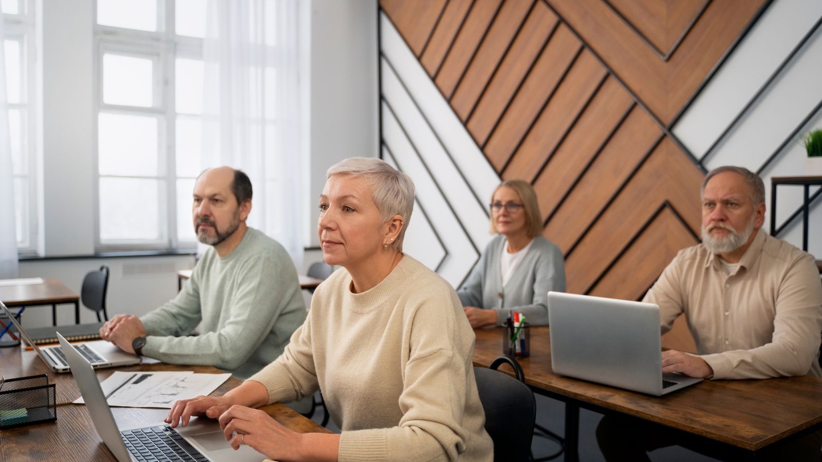 Pessoas mais velhas trabalhando