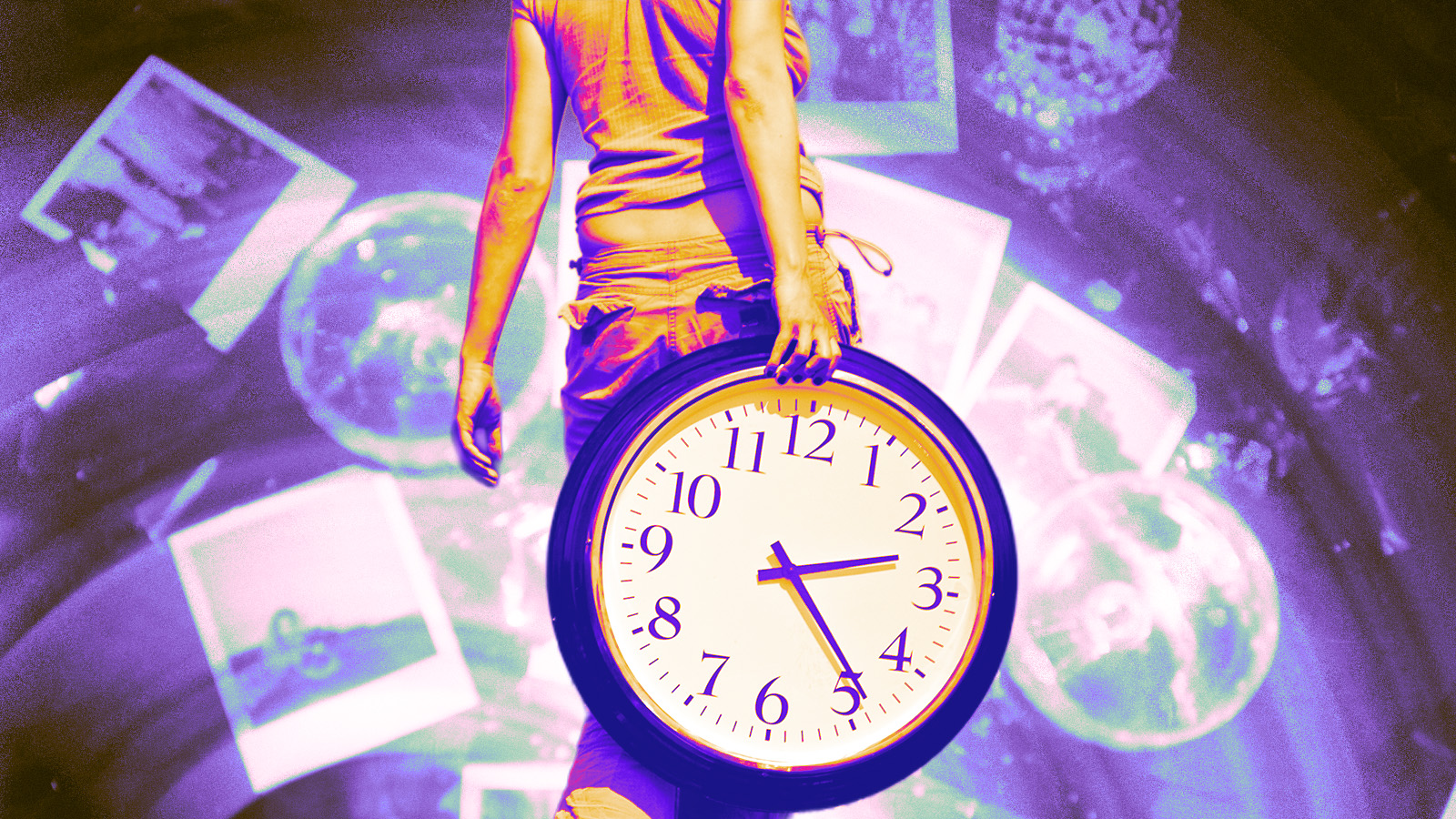 pessoa carregando um grande relógio