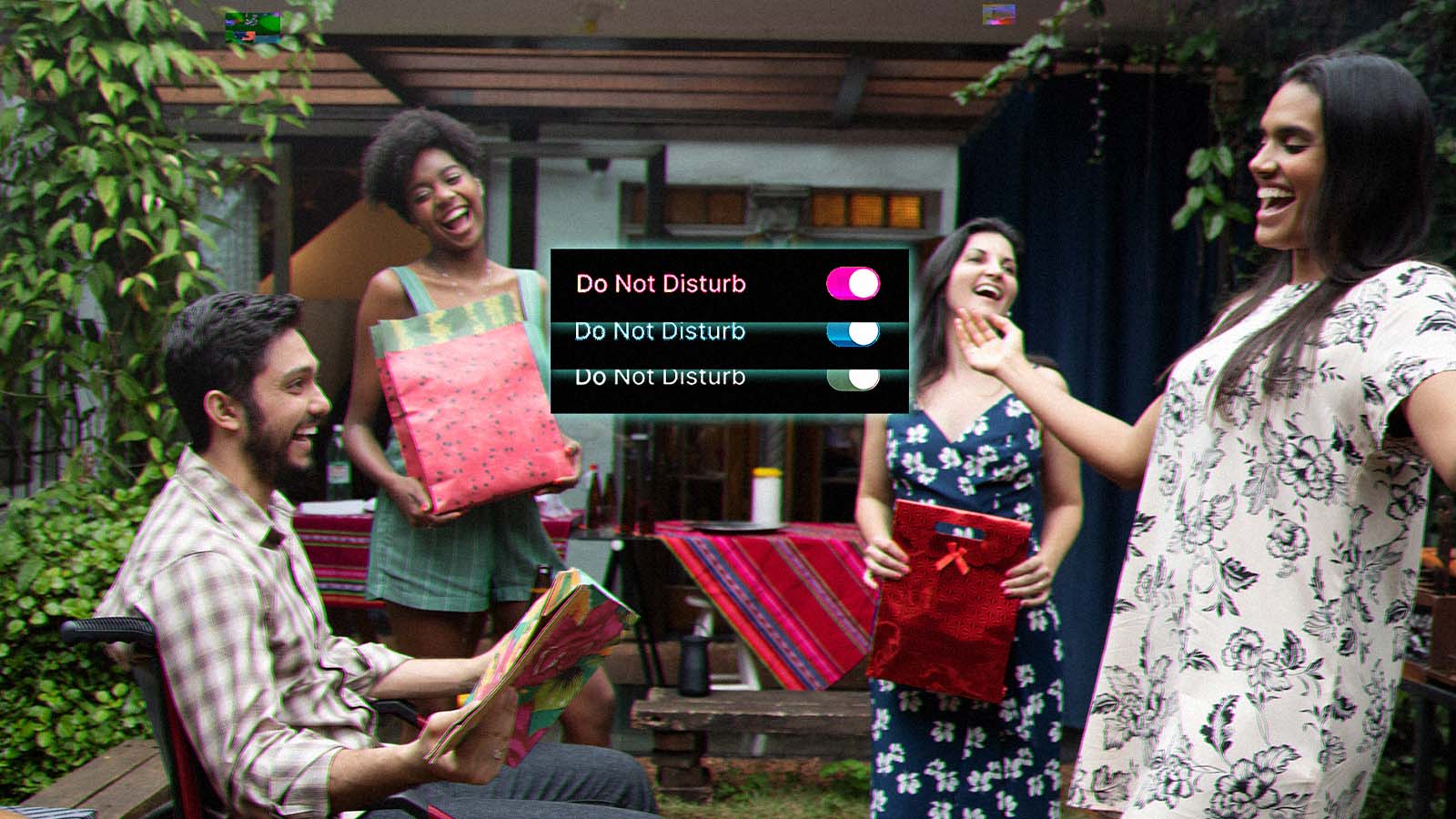 amigos trocam presentes de Natal