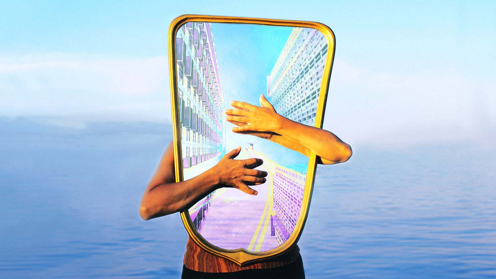 pessoa abraça espelho em frente ao corpo