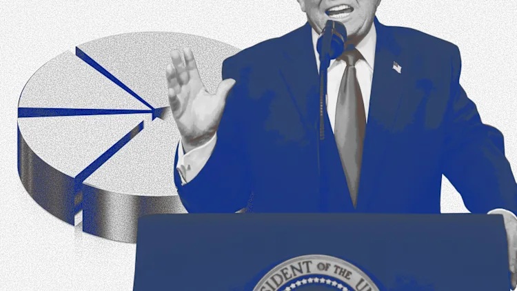 vista parcial de Donald Trump discursando em um palanque na Casa Branca