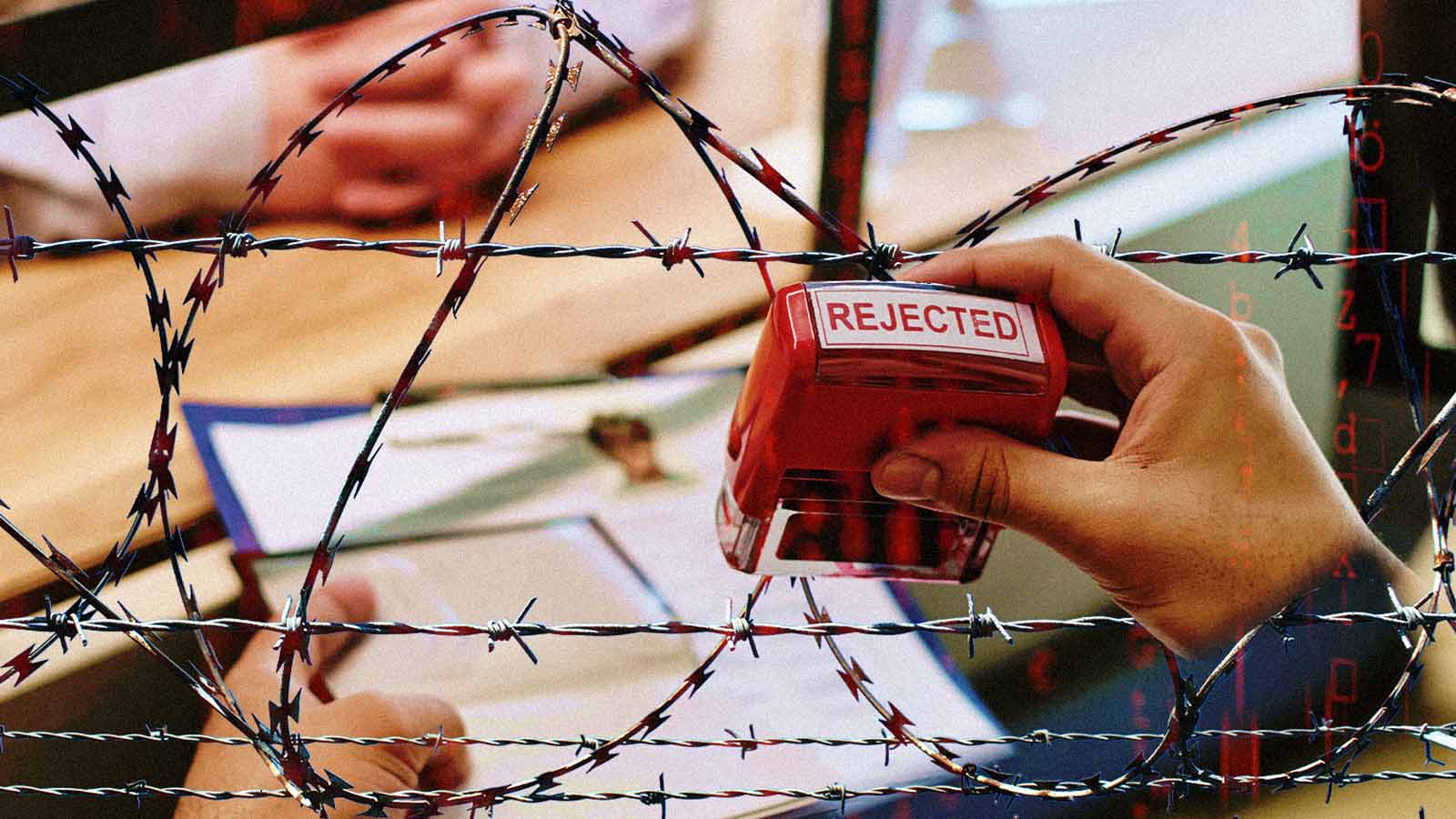 cerca de arame farpado sobre imagem de visto negado