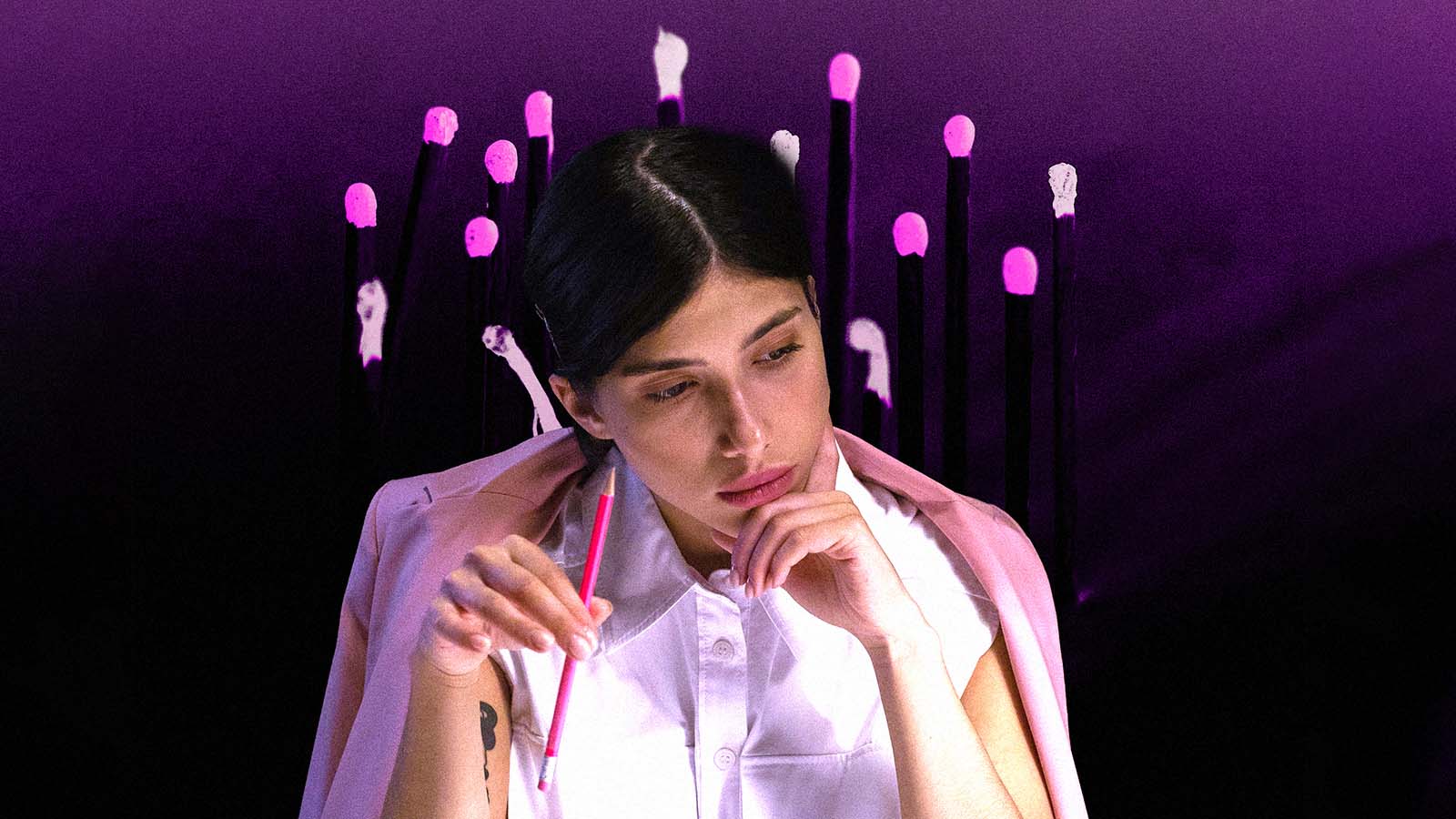 funcionária entediada segura um lápis em postura pensativa