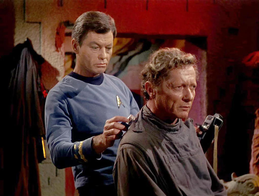 dr. McCoy, da s&eacute;rie "Jornada nas Estrelas",  examina um paciente