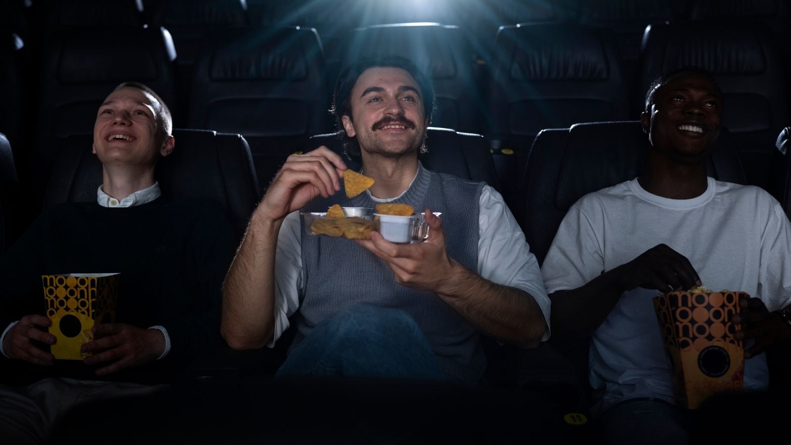 Amigos assistindo filmes