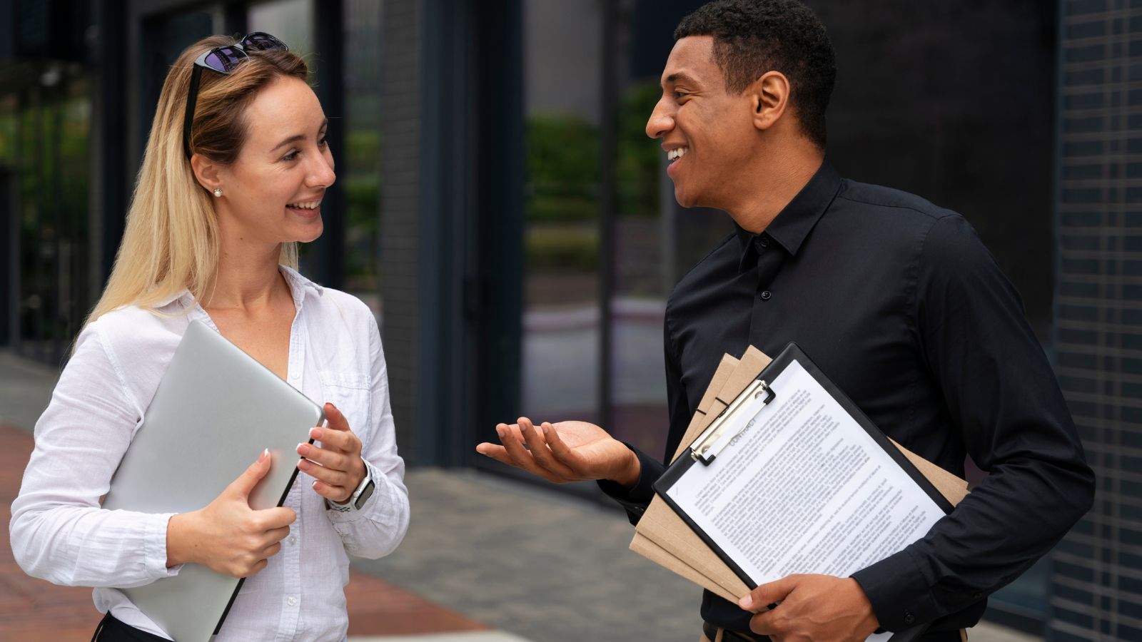 Pessoa entregando currículo