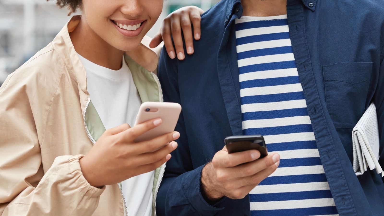 Pessoas segurando celular