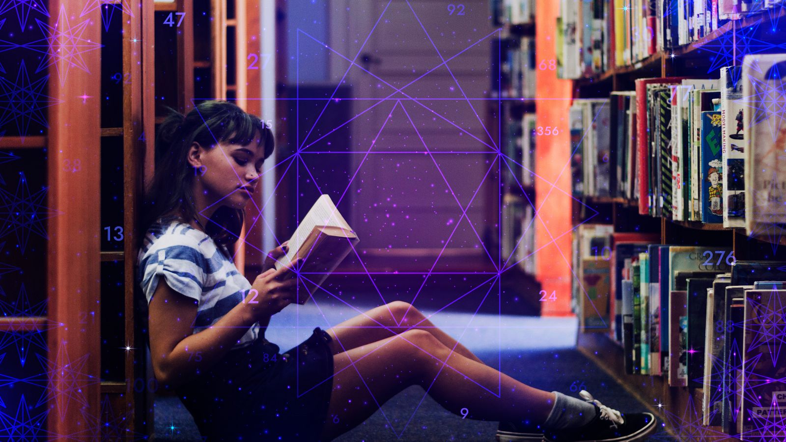 Jovem lendo em biblioteca