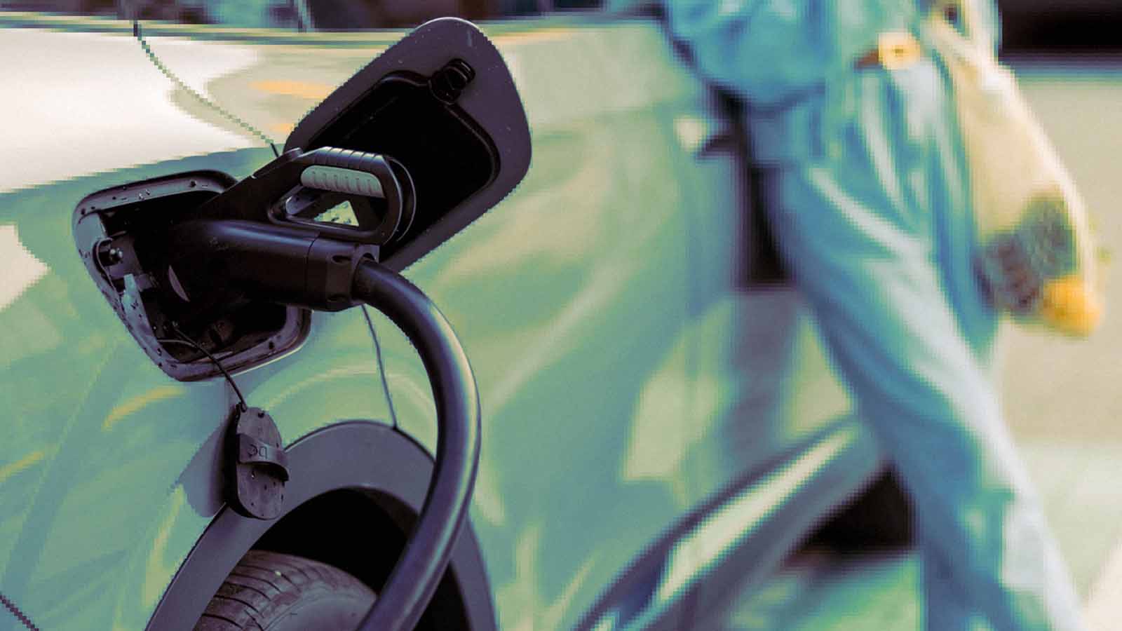 Fora da garagem: cidade no RS testa carregamento público para carros elétricos