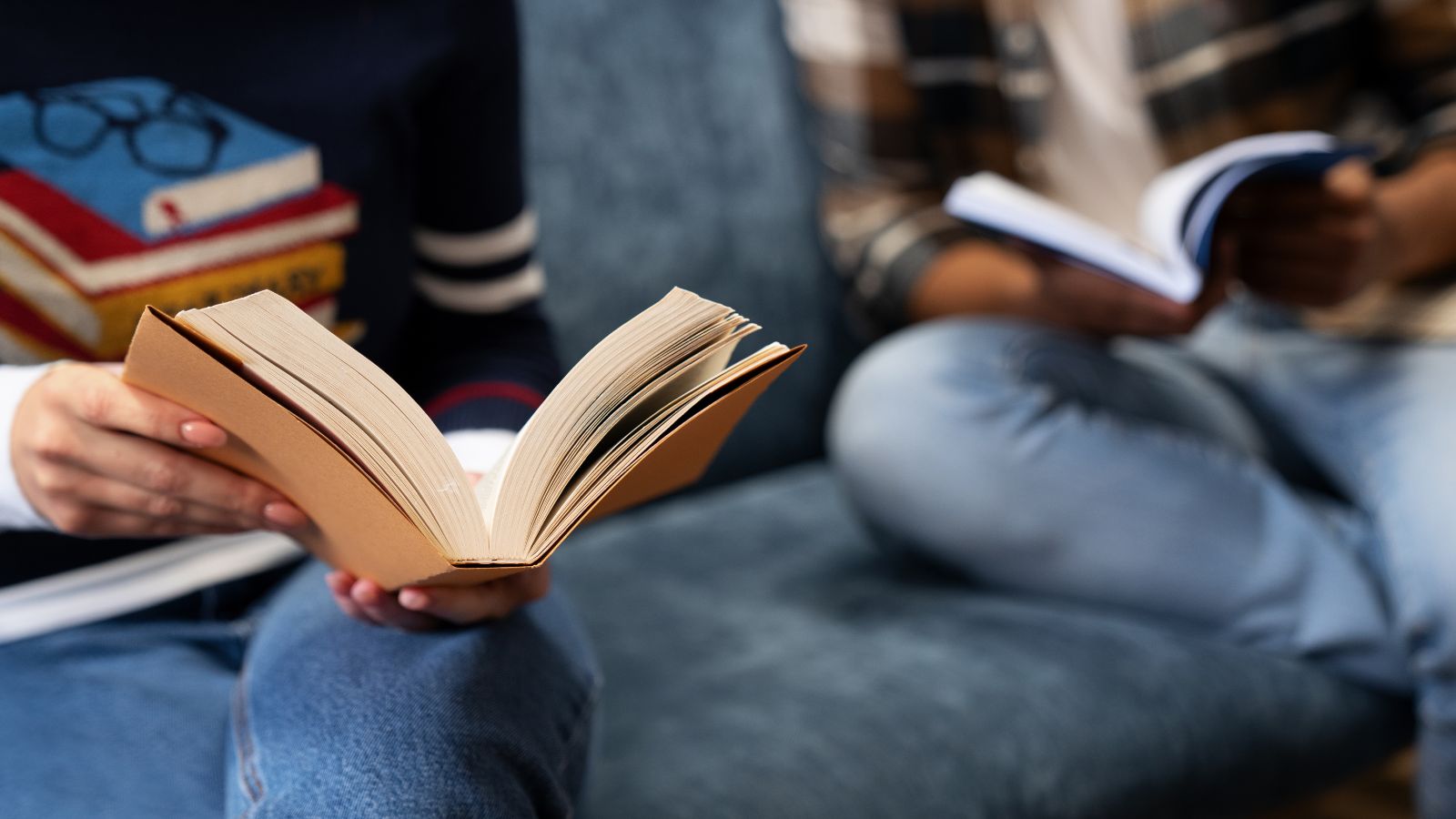 Pessoas segurando livro