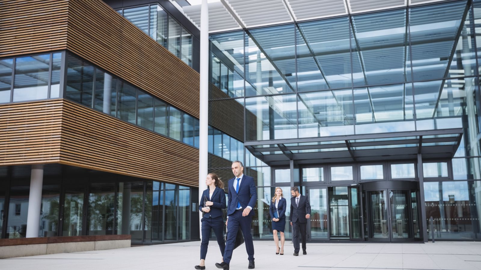 Empresas e pessoas na frente