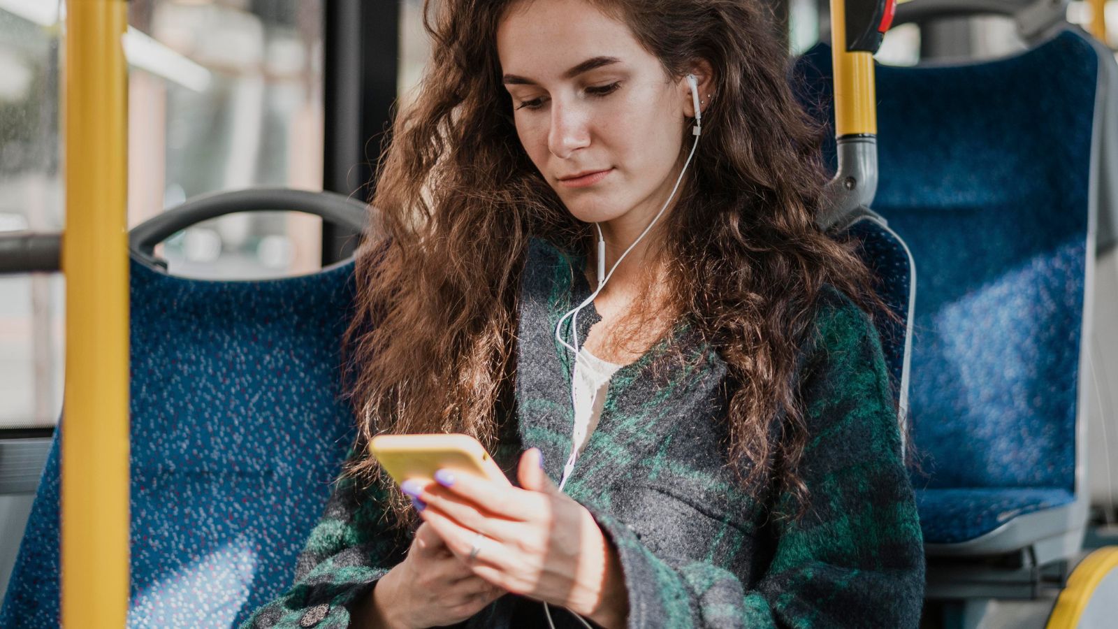 Estudante em ônibus