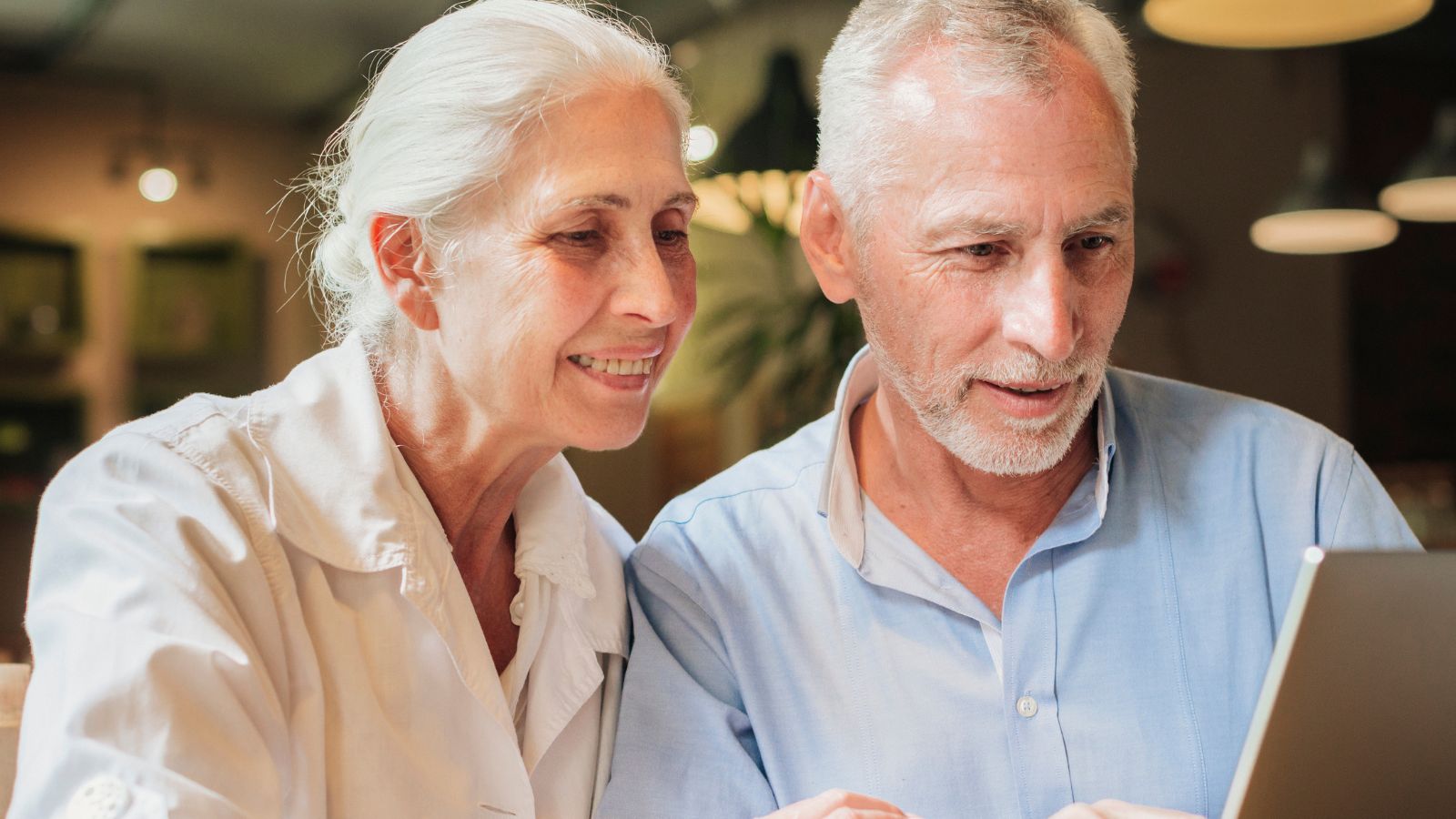 idosos mexendo no computador