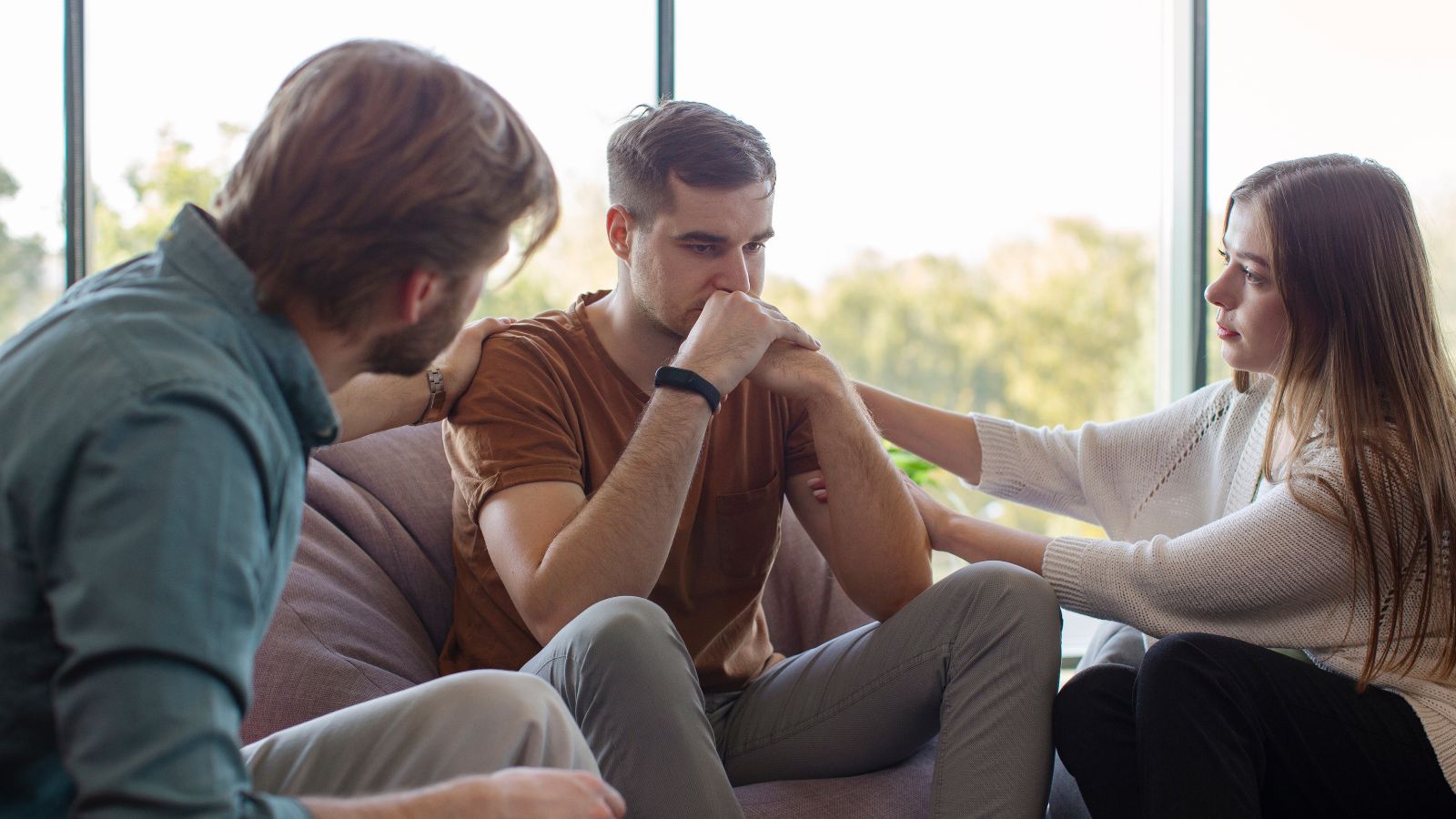 Grupo acolhendo amigo