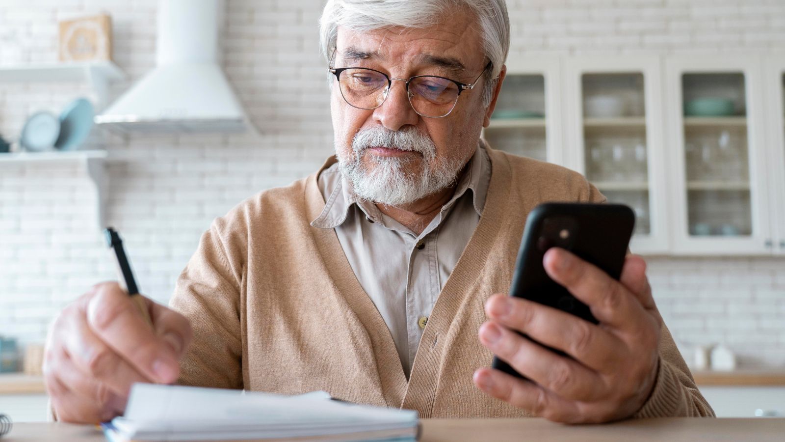 Pessoa mais velha fazendo cálculos