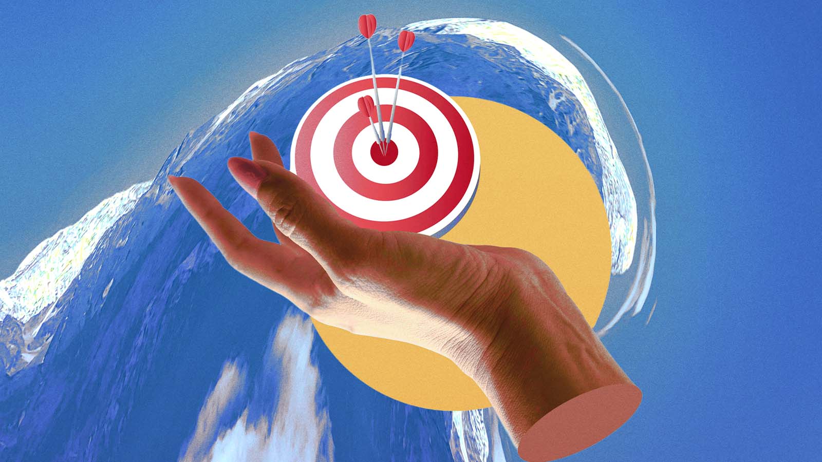 mão segura alvo cravado de dardos