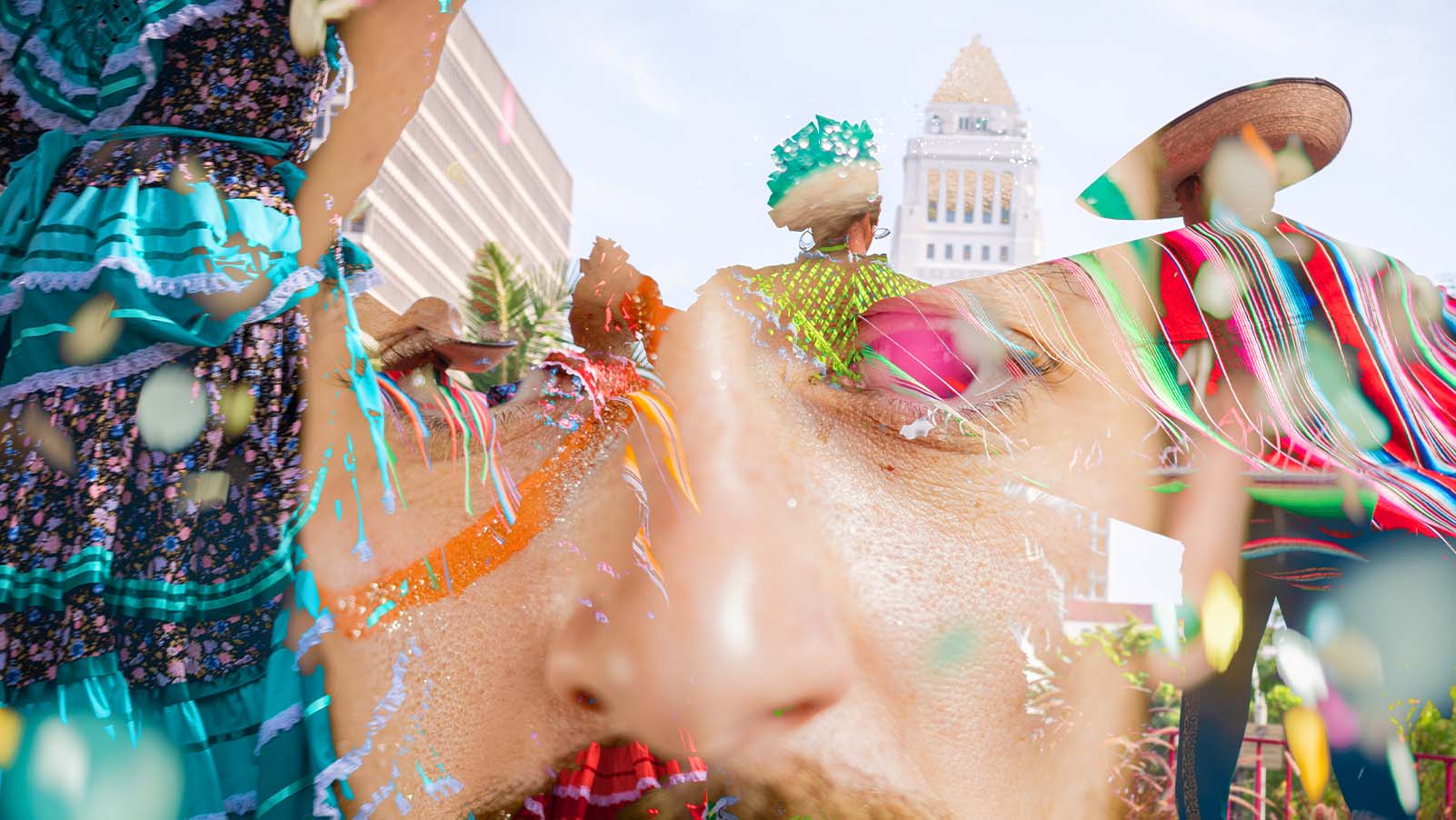 mulheres com fantasias de baiana e prédios ao fundo