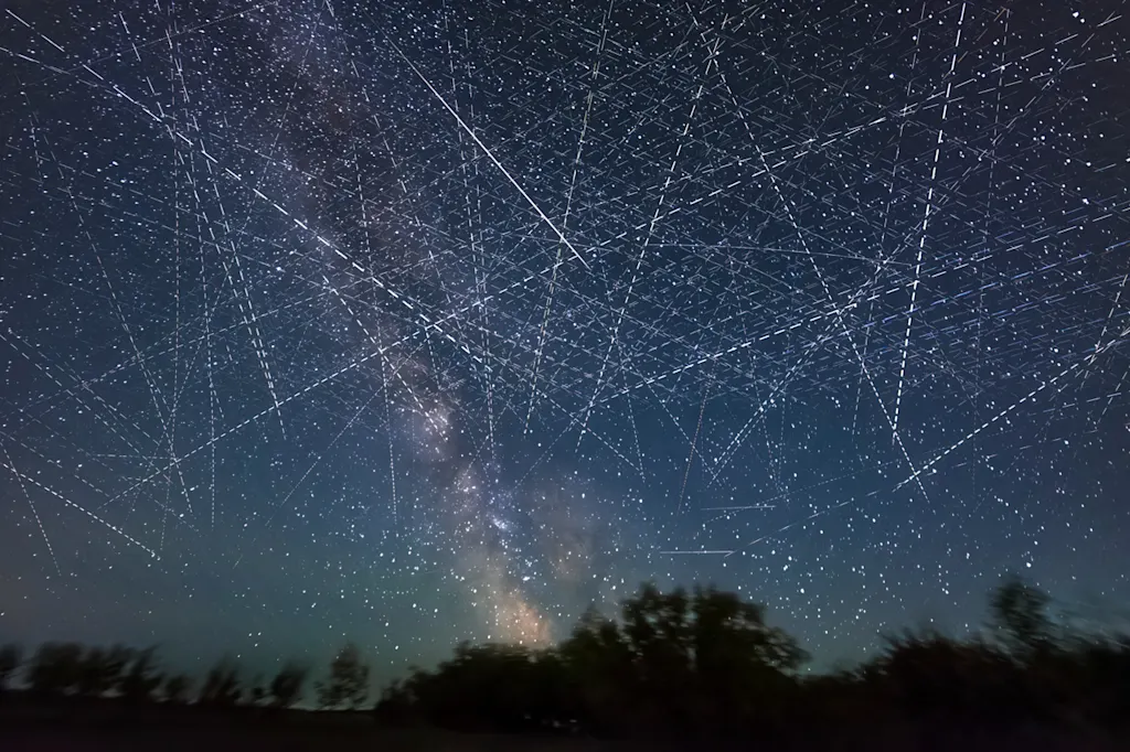 representa&ccedil;&atilde;o, no c&eacute;u noturno, da trajet&oacute;ria dos sat&eacute;lites em  &oacute;rbita 