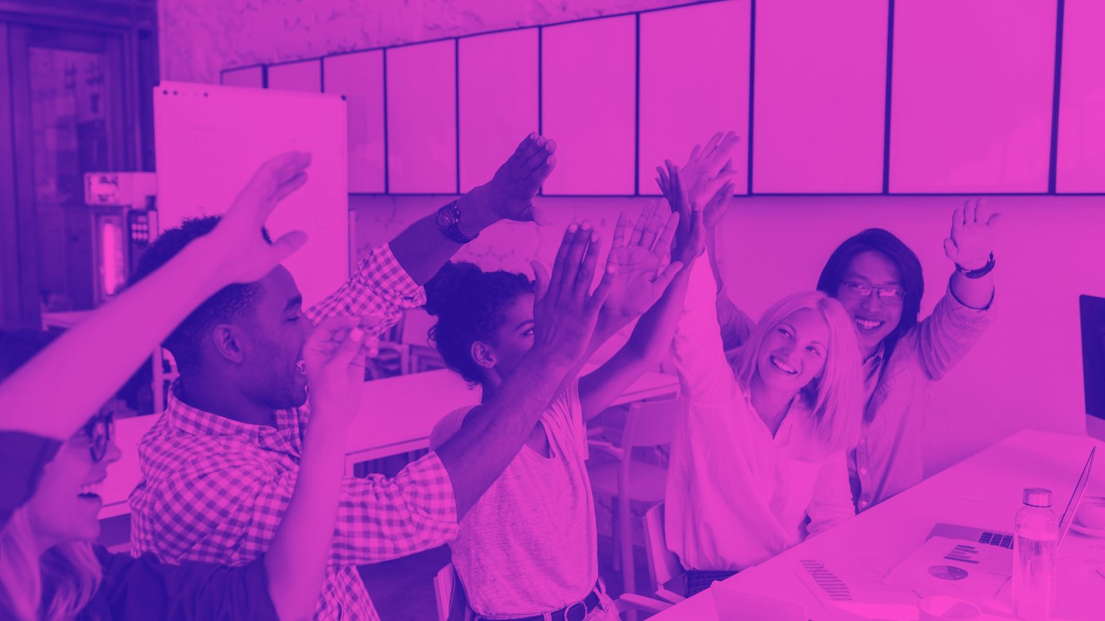 Pessoas felizes no trabalho