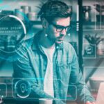 Homem trabalhando com IA