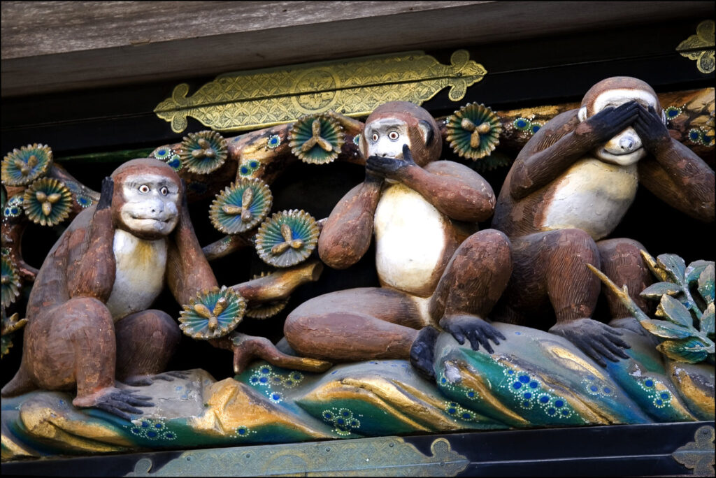 Escultura do século XVII dos 3 Macacos, no Japão