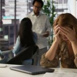 Mulher triste no trabalho