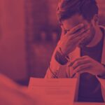 Homem sendo mandado embora