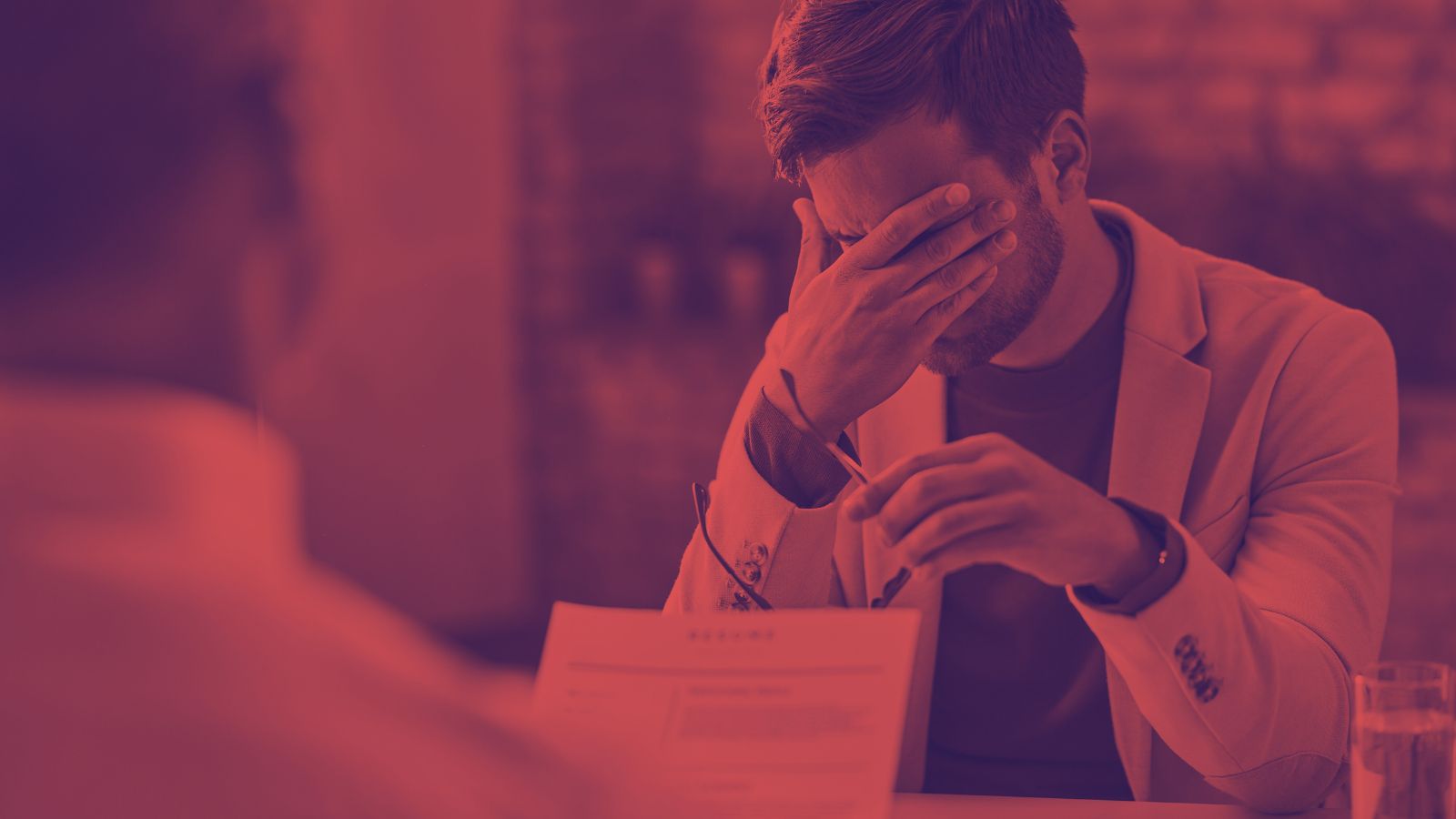 Homem sendo mandado embora