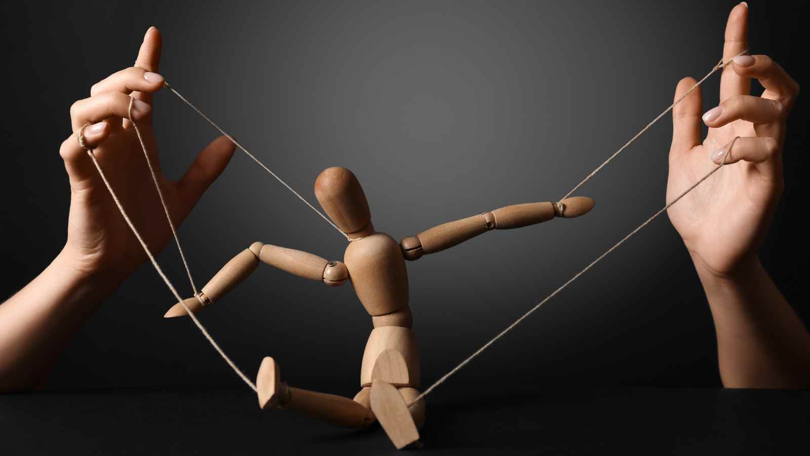 mão manipulando boneco