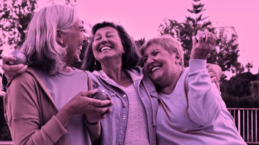 Mulheres idosas felizes se abra&ccedil;ando