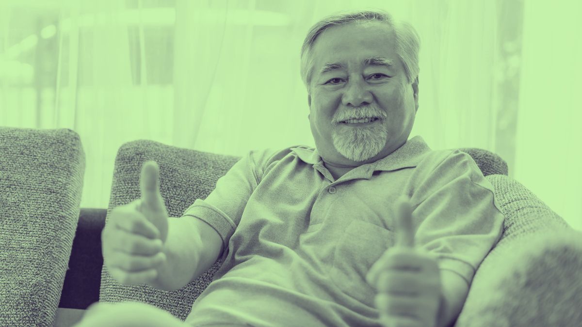 Idoso dando joia com os dois polegares