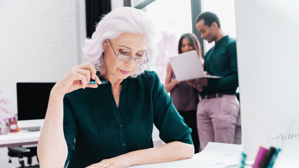 Mulher s&ecirc;nior no trabalho