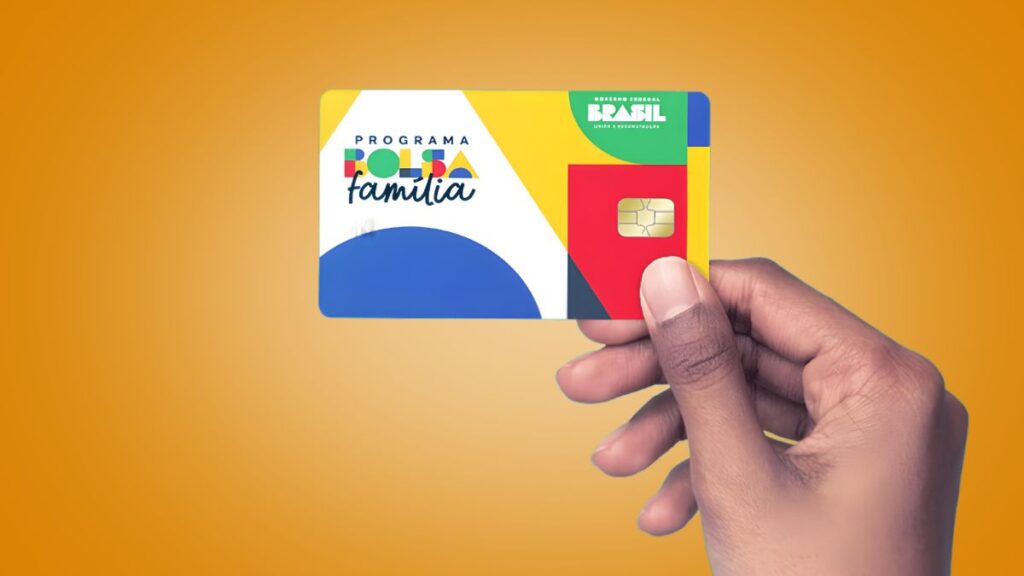 M&atilde;o segurando o cart&atilde;o do bolsa familia.