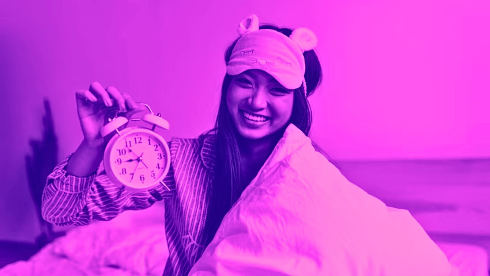 Mulher acordando com despertador na mão