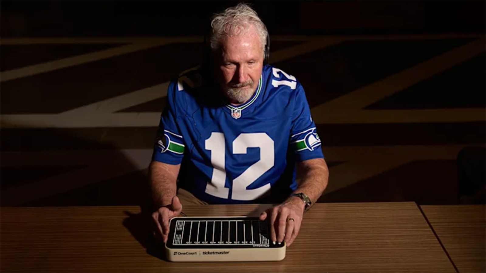 torcedor usa um dispositivo tátil que traduz a jogabilidade em vibrações e áudio em tempo real