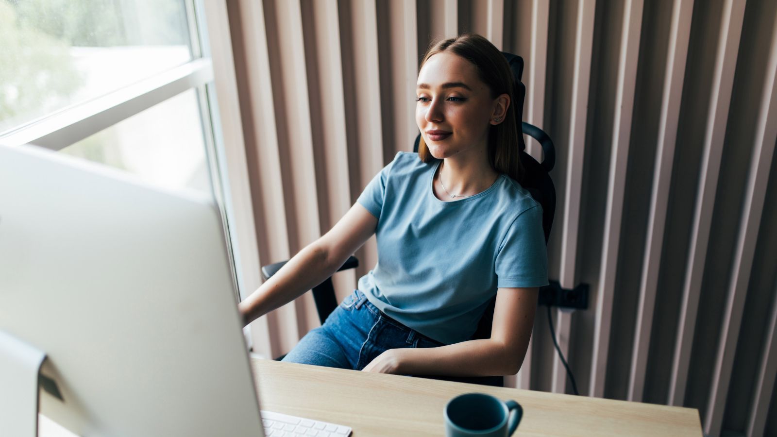 Mulher trabalhando em casa home office