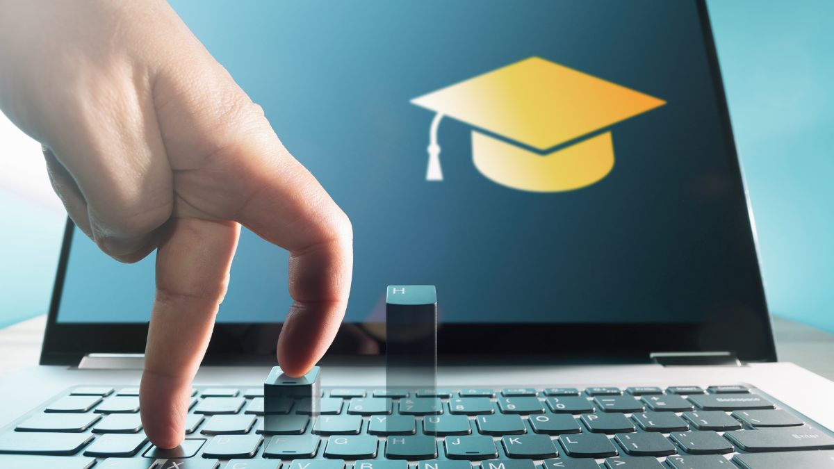 Mão com dedos no notebook