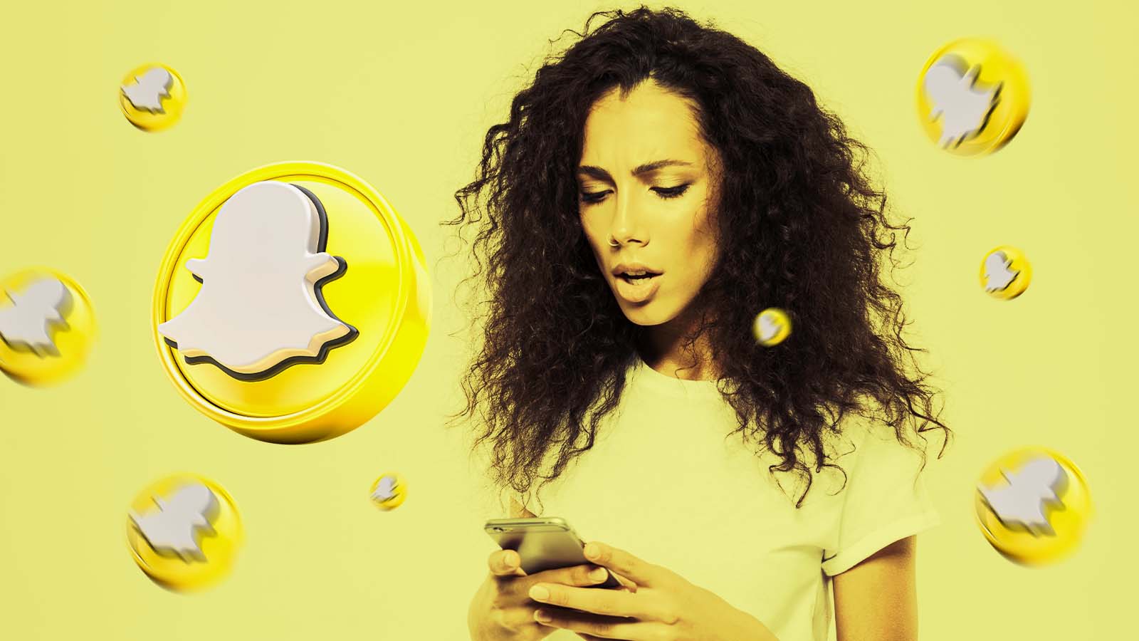 mulher navega pelo aplicativo Snapchat