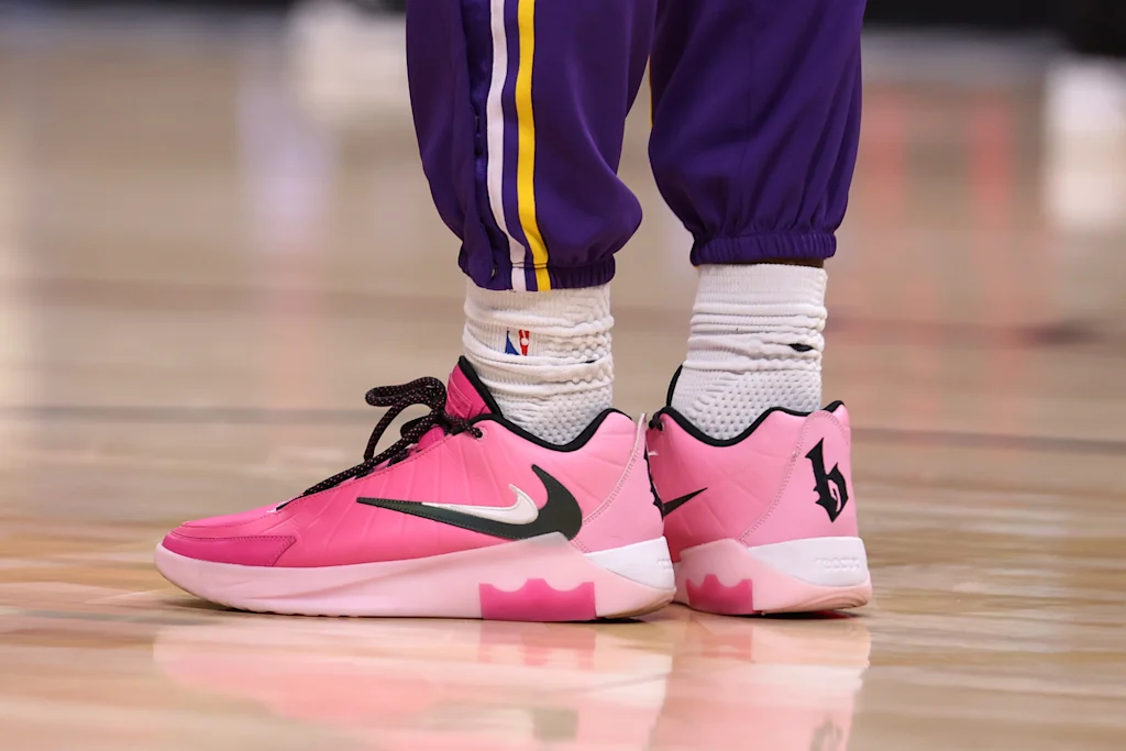 T&ecirc;nis de basquete da Nike modelo Bronny James 
