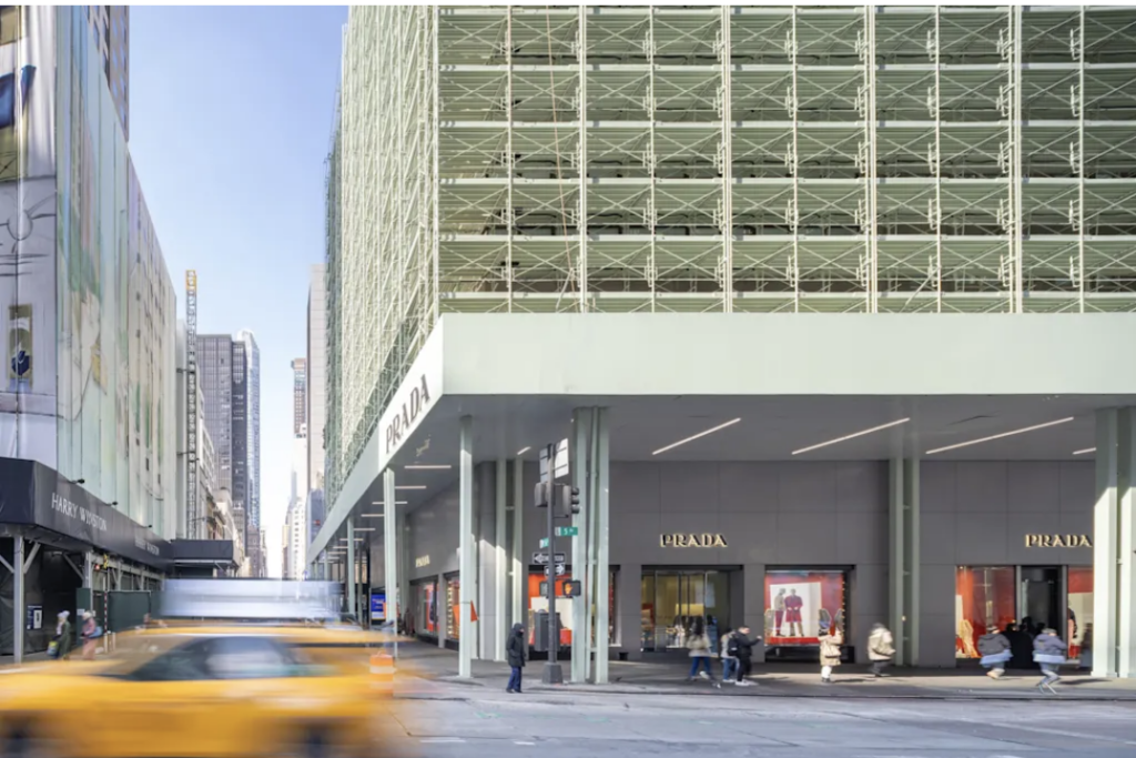 Prada transforma andaimes de loja em arte em Nova York