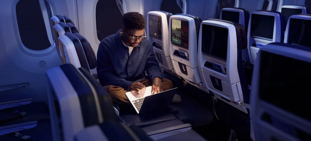 Hoje usa notebook em aeronave com poltronas posicionadas como camas